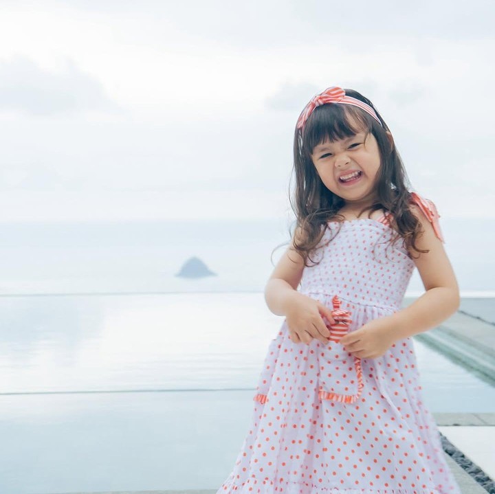 <p>Banyak netizen yang salah fokus dengan paras Chloe nih. Mereka pun menyebut kecantikannya semakin mirip dengan sang Bunda. (Foto: Instagram: @asmirandah89)</p>