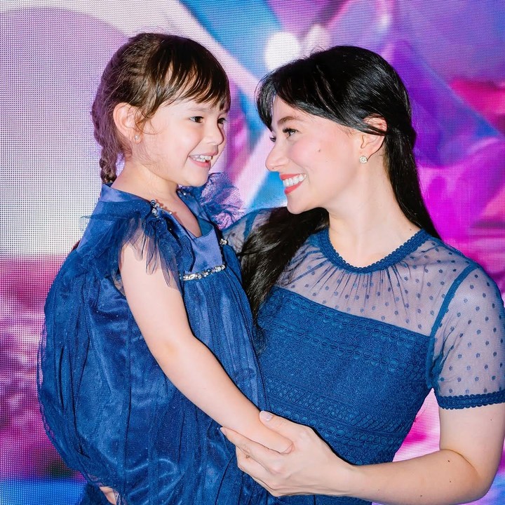 <p>Melihat dari laman Instagram-nya, Asmirandah kerap membagikan potret kebersamaannya bersama Chloe. Mulai dari berlibur, bermain, hingga memasak bersama. (Foto: Instagram: @asmirandah89)</p>