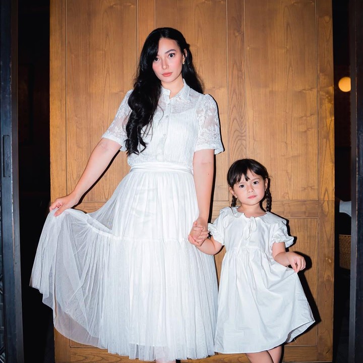 <p>Pada beberapa kesempatan, Chloe dan Asmirandah juga tampak mengenakan baju kembar, nih. Gemas banget ya, Bunda! (Foto: Instagram: @asmirandah89)</p>