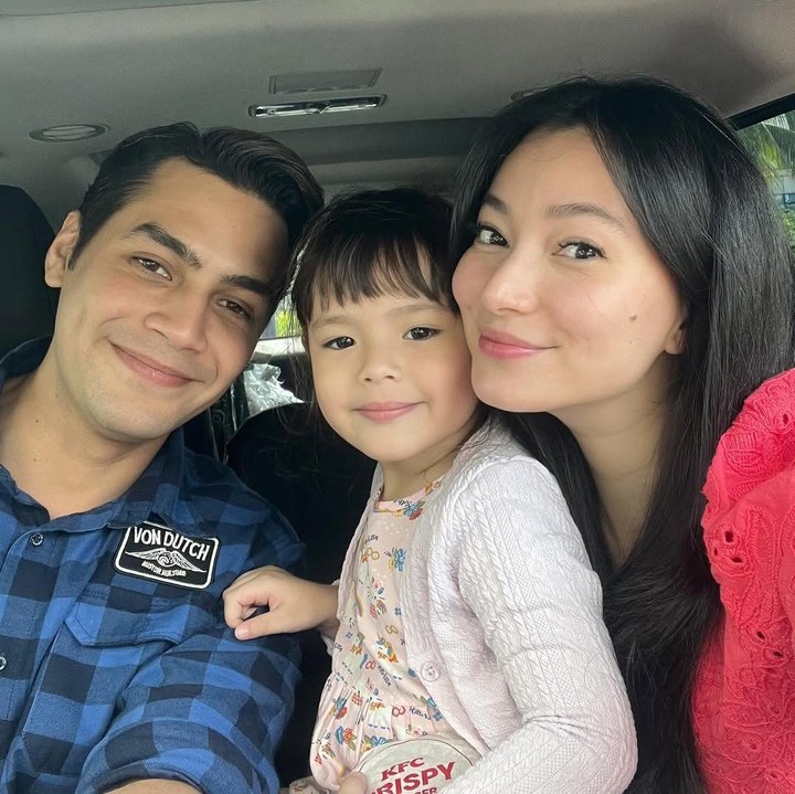 <p>"Kalau izin sama Chloe dan bilang Papa Mama pergi berduaan saja sudah pasti enggak boleh. Akhirnya memang enggak pernah ditinggal kemana pun, pasti Chloe ikut," cerita Asmirandah pada sebuah unggahan. (Foto: Instagram: @asmirandah89)</p>
