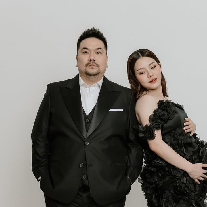 <p>Potret maternity shoot Nex Carlos dan Vienesca anak keduanya mengusung tema serba hitam. Vienesca telihat anggun dengan gaun hitam. Sedangkan Nex Carlos tampil gagah dengan setelan jaz hitam yang dipaduka kemeja putih (Foto: Instagram @vienesca).</p>