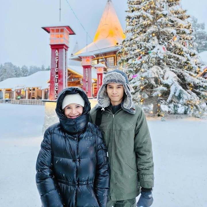 <p>Rossa mengajak sang putra semata wayang, Rizky Langit Ramadhan, untuk menghabiskan akhir tahun 2024 dengan berlibur ke Finlandia, Bunda. Momen ini pun dibagikan langsung oleh Rossa pada laman Instagram-nya. (Foto: Instagram: @itsrossa910)</p>