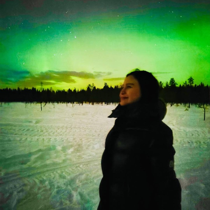 <p>Dalam unggahan lainnya, Rossa sangat terharu sekaligus bersyukur ketika berkesempatan melihat fenomena aurora borealis bareng sang putra. Pemandangan ini pun membayar seluruh jerih payahnya setelah menempuh perjalanan panjang selama 40 jam dan lima kali naik pesawat. (Foto: Instagram: @itsrossa910)</p>