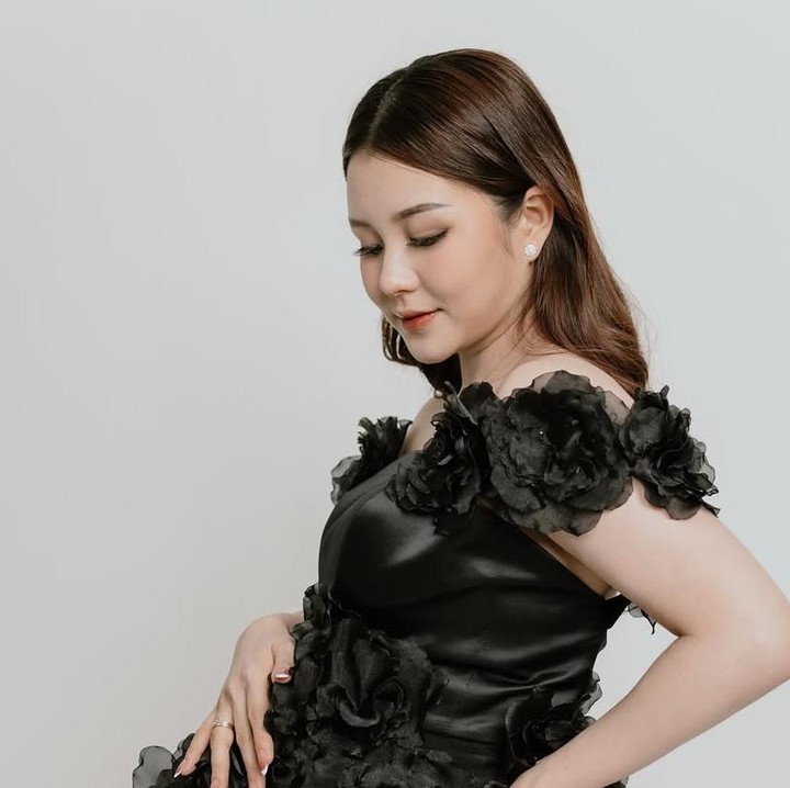 <p>Vienesca menyebut potret maternity shoot bareng suaminya dengan "Sleek, chic, and all black". Potret maternity shoot dibanjiri komentar pujian dari warganet. Mereka menyebut aura Vienesca sangat bagus dan cantik. (Foto: Instagram @vienesca).</p>