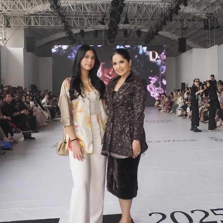 <p>Annisa Pohan memiliki seorang putri bernama Almira Tunggadewi Yudhoyono yang kini sudah genap berusia 16 tahun. Pada beberapa waktu lalu, Annisa mengungkap sang putri memiliki tinggi sekitar 170 cm. "Oke menjawab komentar tinggi, yess saya sudah setahun ini kalah tinggi dengan Almira, saya 163 cm , Almira 170 cm, padahal saya sudah pakai hak 10cm dan berdiri tegak, kenapa masih ketauan," katanya. (Foto: Instagram: @annisayudhoyono)</p>