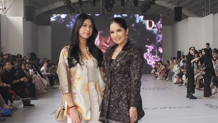 Bunda Seleb dan Putrinya yang Tinggi