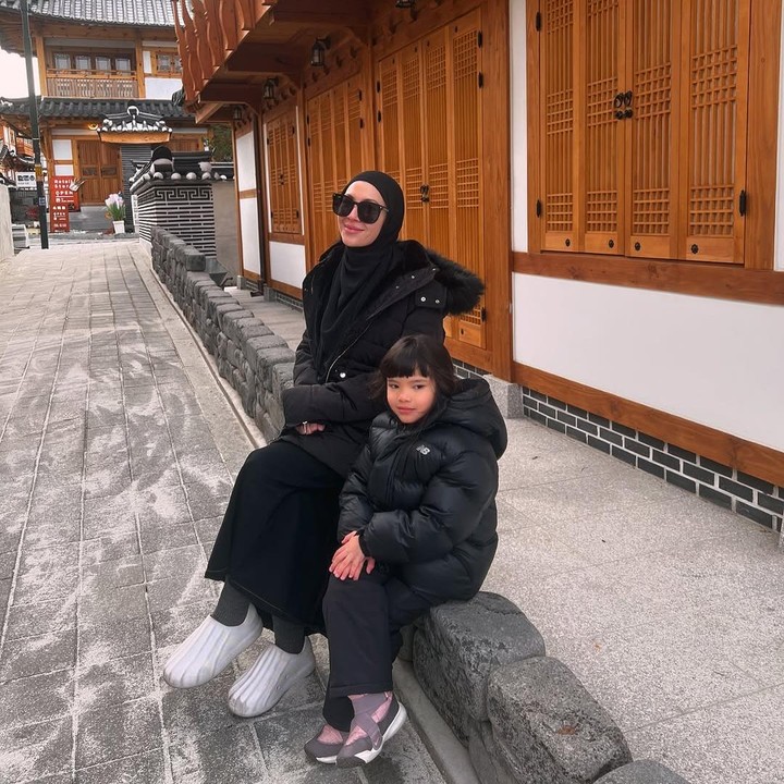 <p>Ratna Galih dan keluarga berlibur ke Korea Selatan untuk menikmati musim dingin. Ketika berpose bersama sang putri, Shelma, Ratna terlihat memesona dengan setelan serba hitam lengkap dengan <em>coat</em> warna senada dan kacamata. Cantik banget ya, Bun! (Foto: Instagram: @ratnagalih)</p>