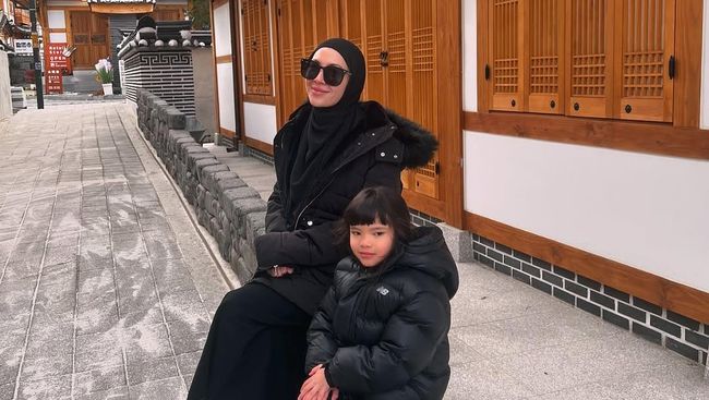 5 Potret Outfit Bunda Seleb saat Liburan Musim Dingin, Coat Jadi Andalan