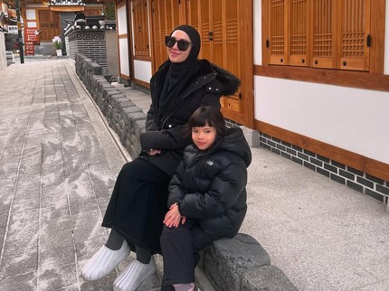 5 Potret Outfit Bunda Seleb saat Liburan Musim Dingin, Coat Jadi Andalan