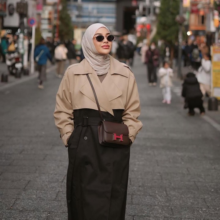 <p>Sama seperti Citra Kirana, Aurel Hermansyah juga memilih Jepang sebagai negara tempat menikmati liburan musim dingin. Aurel terlihat cantik dengan <em>coat</em> dua warna dilengkapi dengan tas cokelat dan kacamata hitam. (Foto: instagram: @aurelie.hermansyah)</p>