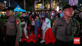 FOTO: Warga Padati Car Free Night Malam Tahun Baru di Bundaran HI