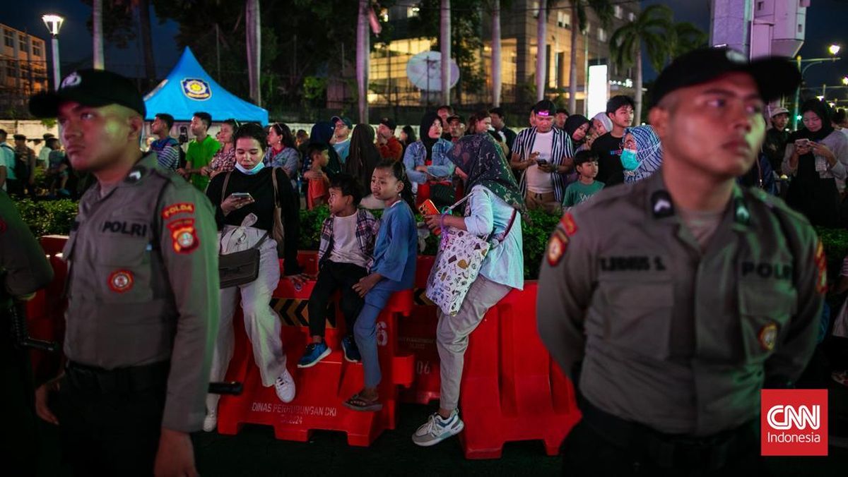 Warga Tumpah Ruah di Bundaran HI-Monas Rayakan Pesta Tahun Baru Warga Tumpah Ruah di Bundaran HI-Monas Rayakan Pesta Tahun Baru