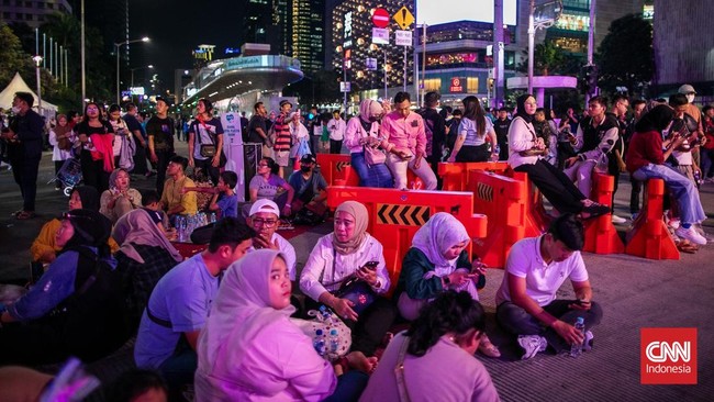 Warga memadati Silang Monas Barat Daya, Jakarta Pusat, menjelang malam pergantian tahun, Selasa (31/12).