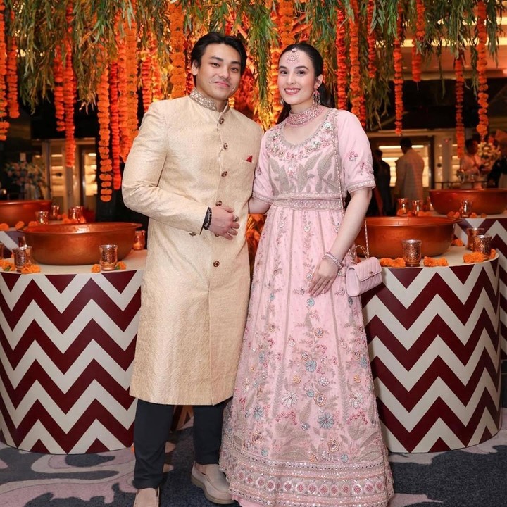 <p>Meski jarang tersorot media, Chelsea dan sang suami selalu aktif membagikan berbagai kegiatannya di media sosial. Pada November lalu, keduanya bahkan kompak mengenakan pakaian India saat menghadiri Diwali. (Foto: Instagram: @chelseaislan @robclintonkardinal)</p>