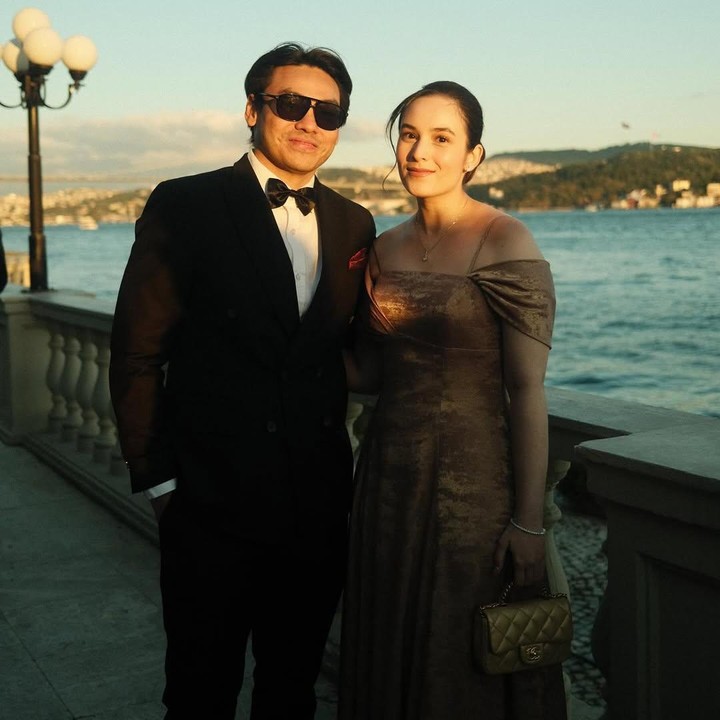 <p>Tidak hanya itu, Chelsea dan Rob juga kerap terlihat berlibur ke luar negeri, nih. Beberapa waktu lalu, keduanya nampak mengunjungi Istanbul, Turki. (Foto: Instagram: @chelseaislan @robclintonkardinal)</p>