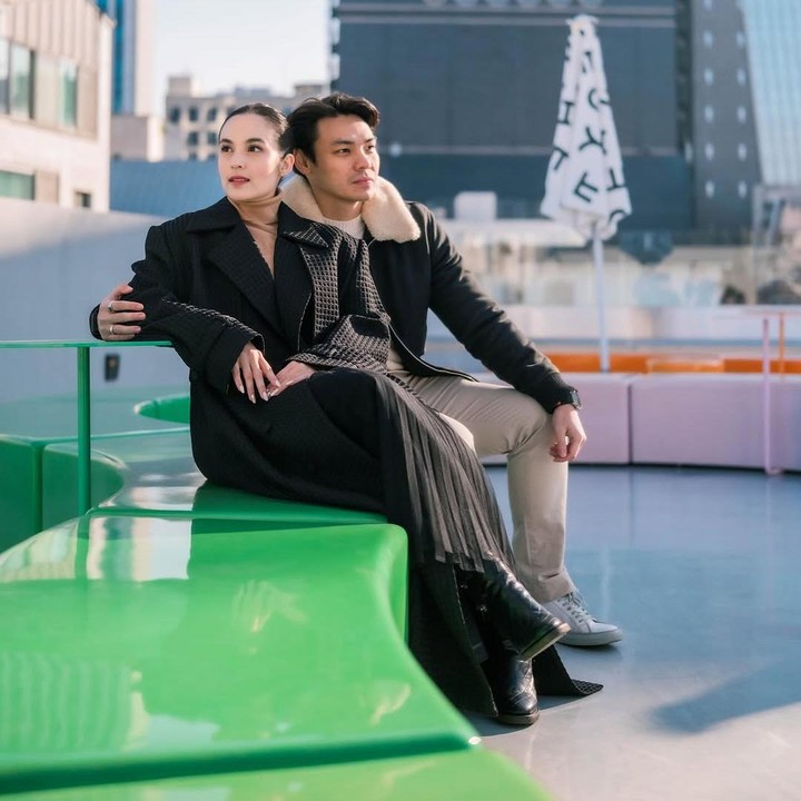 <p>Di tahun ini, Rob memutuskan untuk mengajak Chelsea menghabiskan hari Natal di Korea Selatan. Keduanya terlihat kompak mengenakan pakaian serba hitam dengan sentuhan krem. (Foto: Instagram: @chelseaislan @robclintonkardinal)</p>