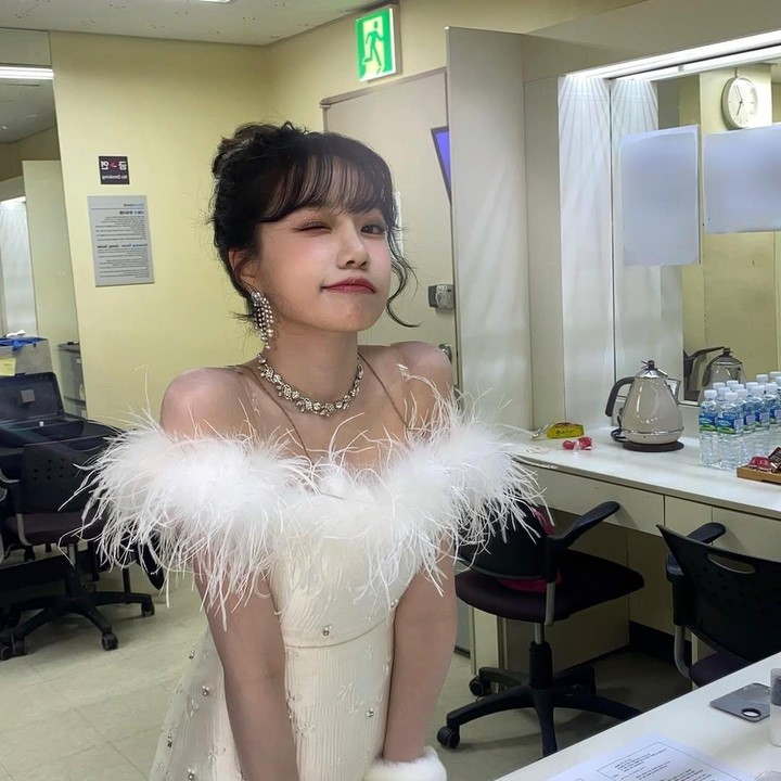 <p>Dalam balutan gaun putih dengan rumbai di bagian atas, serta payet mutiara yang tersebar di seluruh gaun, pesona Jo Yuri terpancar jelas. Selain itu, kalung dan anting yang dipakainya pun ikut memperindah tampilannya. (Foto: Instagram @zo__glasss)</p>