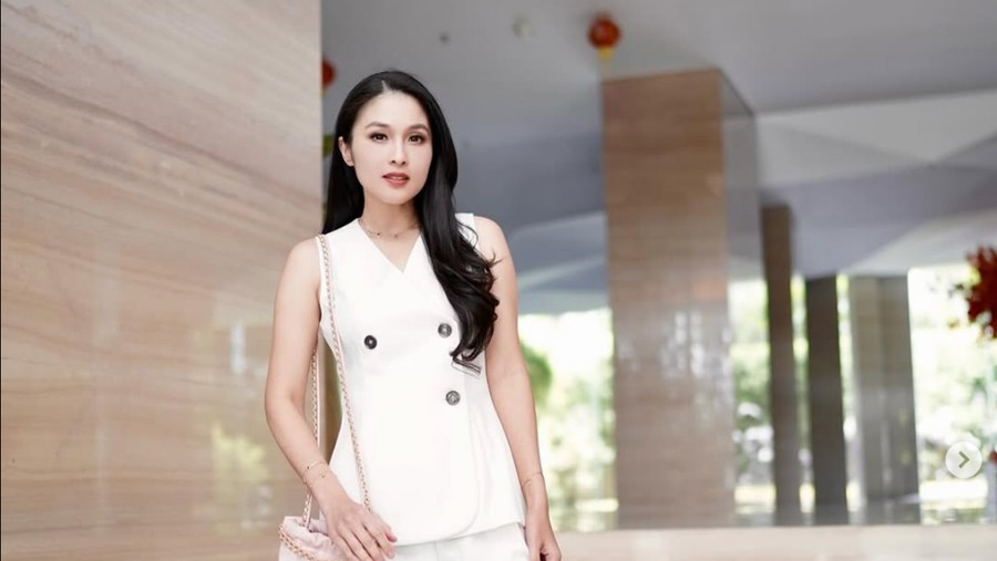 Gaya Mewah Sandra Dewi