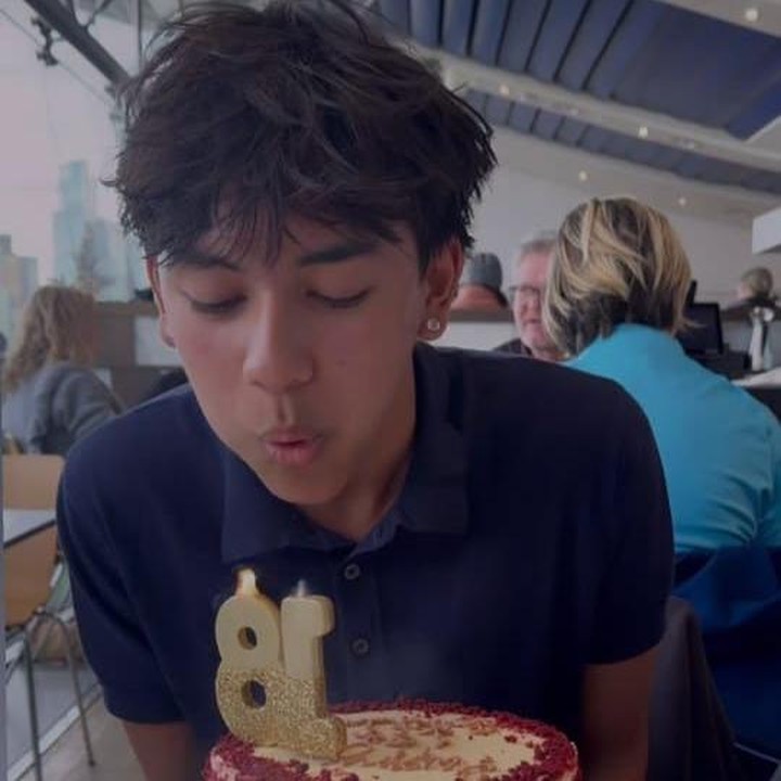 <p>Sementara itu, sang ayah juga mengabadikan momen saat Jason meniup lilin kue ulang tahunnya. "<em>What</em>?!! anak laki-lakiku sudah berusia 18 tahun," tulis Andrew, dikutip dari laman <em>Instagram@andrew.white_.</em> (Foto: Instagram@andrew.white_)</p>