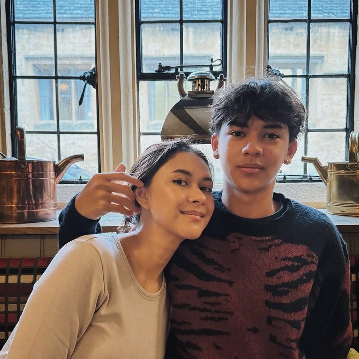 <p>Nana Mirdad dan Andrew White tengah menikmati liburan di Inggris bersama kedua anaknya. Namun, liburan kali ini tampak spesial karena bersamaan dengan hari kelahiran putra sulungnya, Jason Deandra White. (Foto: Instagram@andrew.white_)</p>