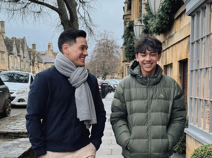 5 Potret Jason Anak Nana Mirdad dan Andrew White yang Baru Ultah ke-19