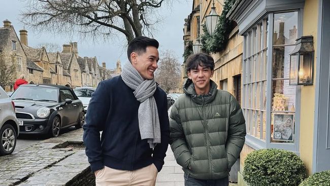 5 Potret Jason Putra Nana Mirdad dan Andrew White, Baru Rayakan Ultah ke-18 di Inggris