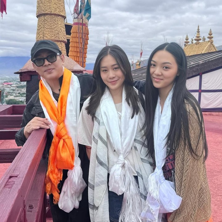 <p>Dalam beberapa foto yang diunggah, Jet Li terlihat sangat akrab dengan kedua putrinya ini. Bintang film The Expendables ini memang dikenal sangat dekat dengan dua putrinya. Saat masih kecil, misalnya, Jada pernah diajak sang ayah melakukan eksplorasi selama tiga bulan dalam studi Buddha Tibet. Kala itu, Jet Li ingin memulihkan kondisi sang putri yang sempat depresi akibat bencana tsunami di Maladewa 2004 silam. (Foto: Instagram @jetli)</p>