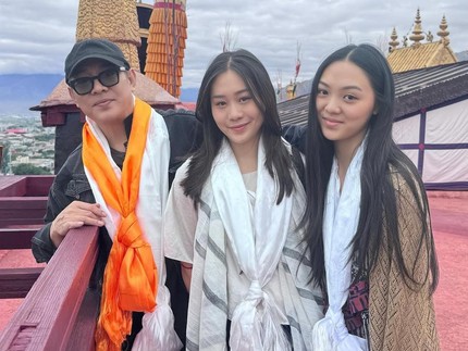 5 Potret Kompak Jet Li & Kedua Putrinya yang Cantik dan Cerdas, Pernah Jadi Cover Majalah Fashion