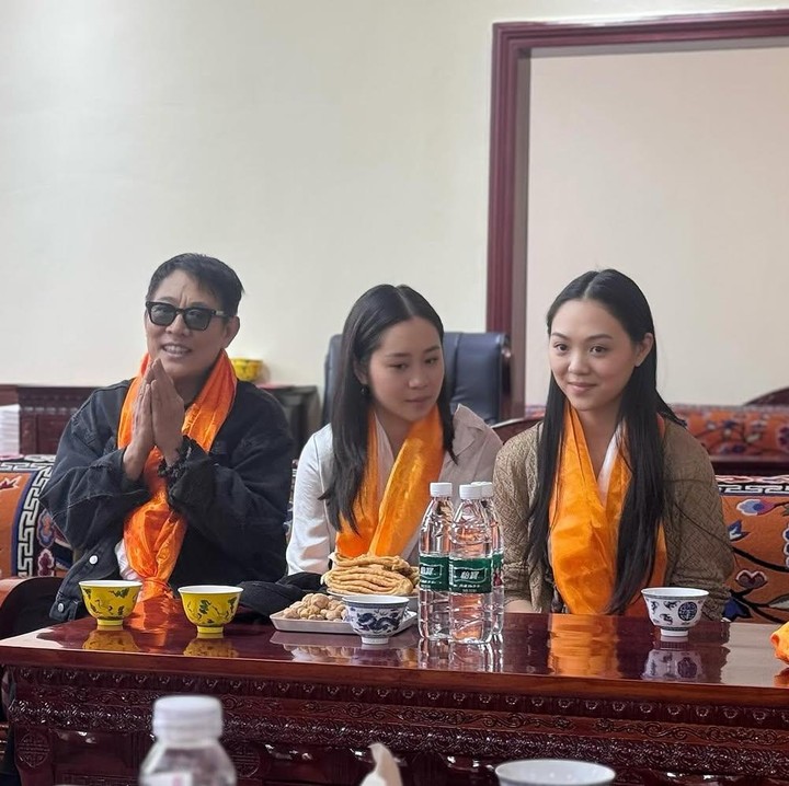 <p>Belum lama ini, Jet Li membagikan potret kebersaman dengan dua putrinya itu, Bunda. Ketiganya mengunjungi Kota Lhasa yang berada di Dataran Tinggi Tibet.  (Foto: Instagram @jetli)</p>