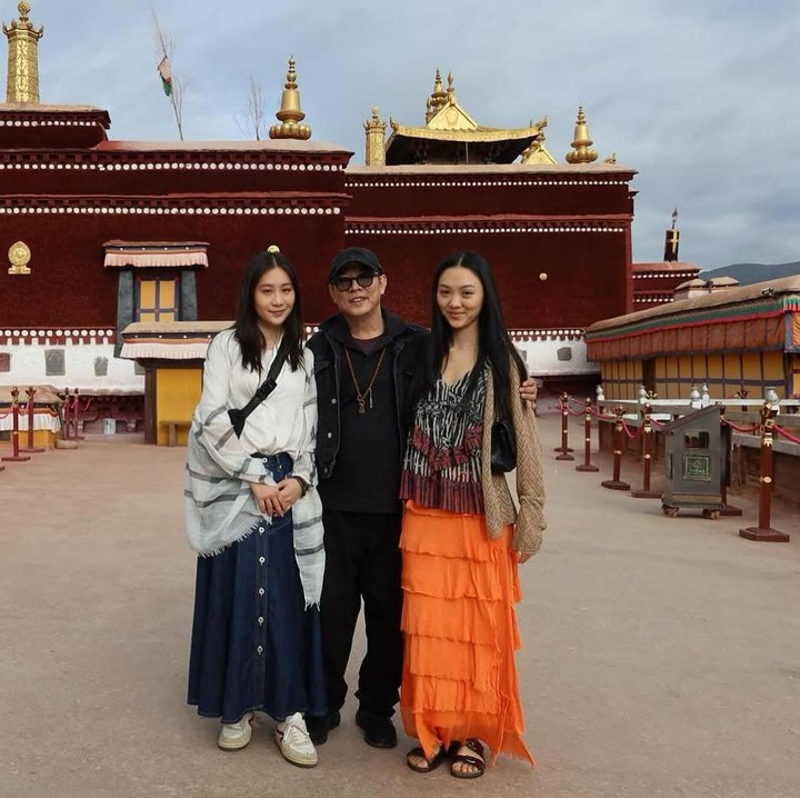 <p>Kedua putri Jet Li itu kini sudah tumbuh dewasa, Bunda. Jane Li lahir pada tahun 2000 dan sudah genap 24 tahun. Sementara itu, Jada Li yang lahir pada 2002 kini berusia 22 tahun. (Foto: Instagram @jetli)</p>
