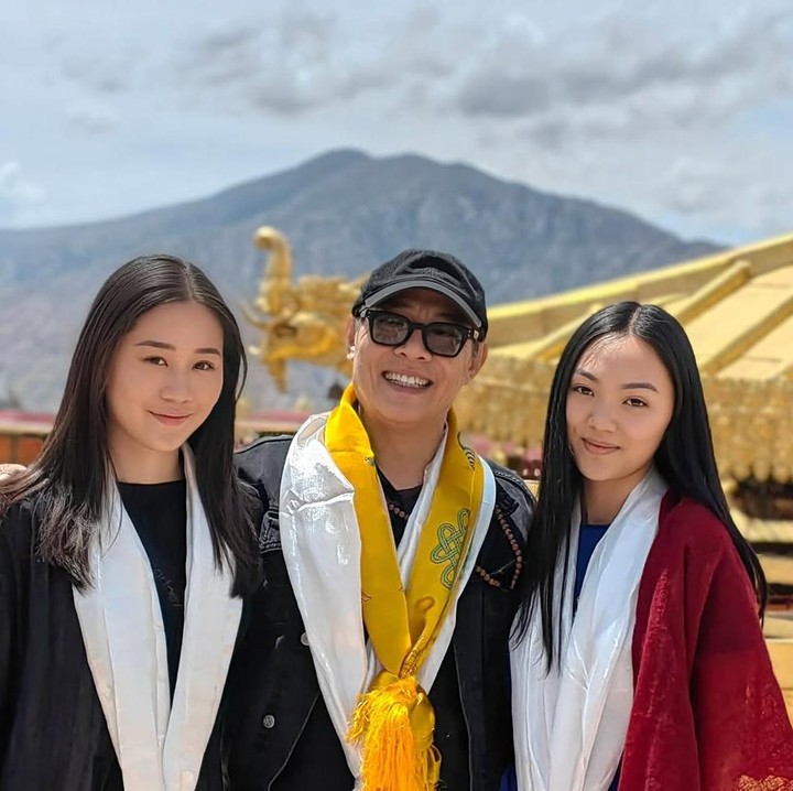 <p>Bunda masih ingat dengan aktor China ternama Jet Li? Setelah menikah dengan Nina Li Chi pada tahun 1999, dirinya pun dikaruniai dua orang putri cantik. (Foto: Instagram @jetli)</p>