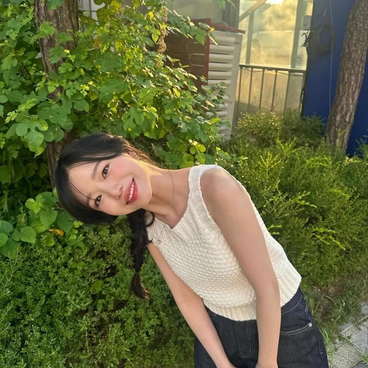 <p>Jo Yuri terlihat cantik natural dalam balutan outfit kasual berupa kaus rajut lengan pendek dan jeans hitam. Ia juga mengenakan aksesori berupa kalung dan anting, serta mengepang rambutnya yang memperkuat aura femininnya. (Foto: Instagram @zo__glasss)</p>