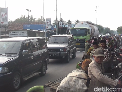 Kawasan Pasar Tumpah Lumajang Macet Parah di Penghujung Tahun 2024