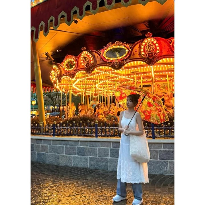 <p>Kombinasi <em>midi dress</em> dan celana panjang jadi tren <em>outfit</em> yang digunakan belakangan ini. Outfit serupa pun dikenakan Jo Yuri, ia juga menggunakan tas rajut dan sneakers berwarna senada yang turut mempercantik penampilannya. (Foto: Instagram @zo__glasss)</p>