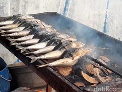Lezatnya Ikan Asap Pantai Alam Indah Tegal, Cocok buat Oleh-oleh