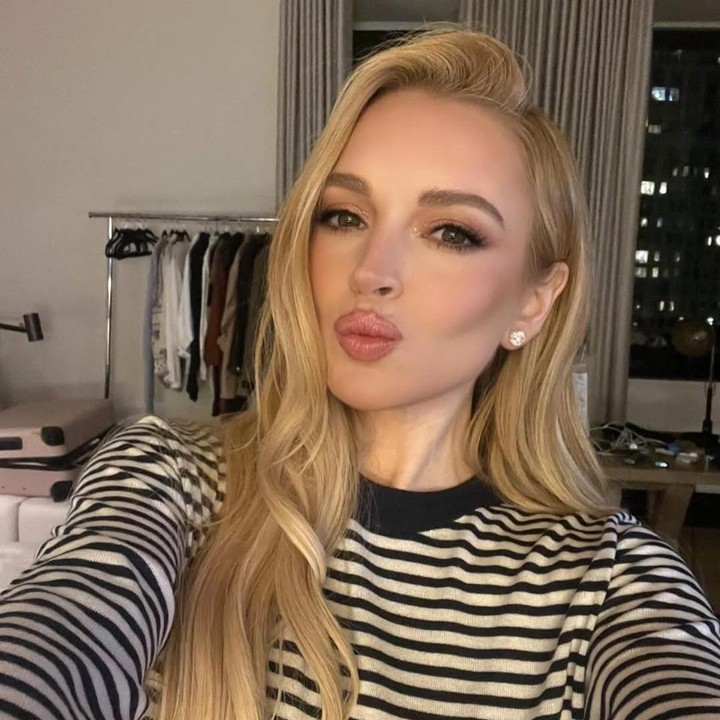 <p>Dalam satu foto, Lindsay Lohan memamerkan riasan wajahnya yang tidak terlalu mencolok. Foto ini menuai komentar pujian dari beberapa netizen. "Kamu tidak punya batas kecantikan!" tulis akun @li***. "Dia terlihat seperti tidak pernah menua, dia terlihat cantik," ungkap @fr***". "Di foto ini dia terlihat seperti berusia 25 tahun," kata akun @th***. (Foto: Instagram @lindsaylohan)</p>