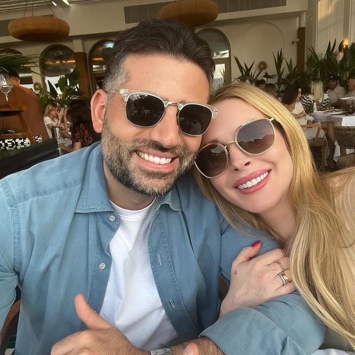 <p>Penampilan Lindsay Lohan yang awet muda ini menuai banyak pujian bukan hanya karena usianya yang tak lagi muda, tapi juga karena ia telah menikah dan memiliki seorang anak. Ya, Lindsay Lohan resmi menikah dengan pria keturunan Arab bernama Bader Shammas pada 2022. Keduanya telah dikaruniai seorang anak laki-laki bernama Luai pada Juli 2023. (Foto: Instagram @lindsaylohan)</p>