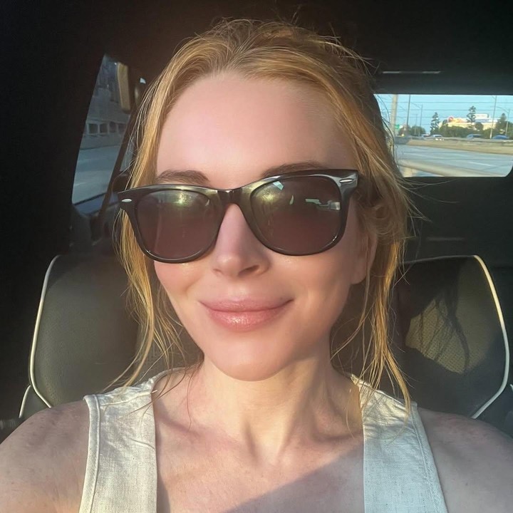 <p>Lindsay Lohan ternyata memiliki rahasia untuk selalu terlihat awet muda, Bunda. Perempuan kelahiran New York, Amerika Serikat ini rutin melakukan perawatan kecantikan dengan dokter spesialis kulit di salah satu klinik di Dubai, tempat ia tinggal bersama sang suami dan putranya. (Foto: Instagram @lindsaylohan)</p>