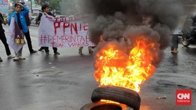 Demo PPN 12 Persen di Makassar, Mahasiswa Bakar Ban dan Blokade Jalan