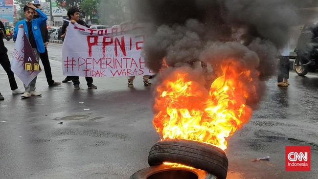Mahasiswa di Makassar menutup sebagian Jalan Sultan Alauddin dalam aksi menolak rencana kenaikan PPN  menjadi 12 persen.