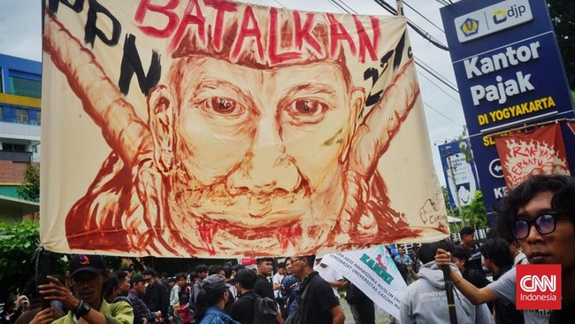 Ratusan orang dalam Aliansi Jogja Memanggil kembali berunjuk rasa menolak PPN 12 persen. Massa menyerukan publik menggeruduk kantor pajak semua daerah.