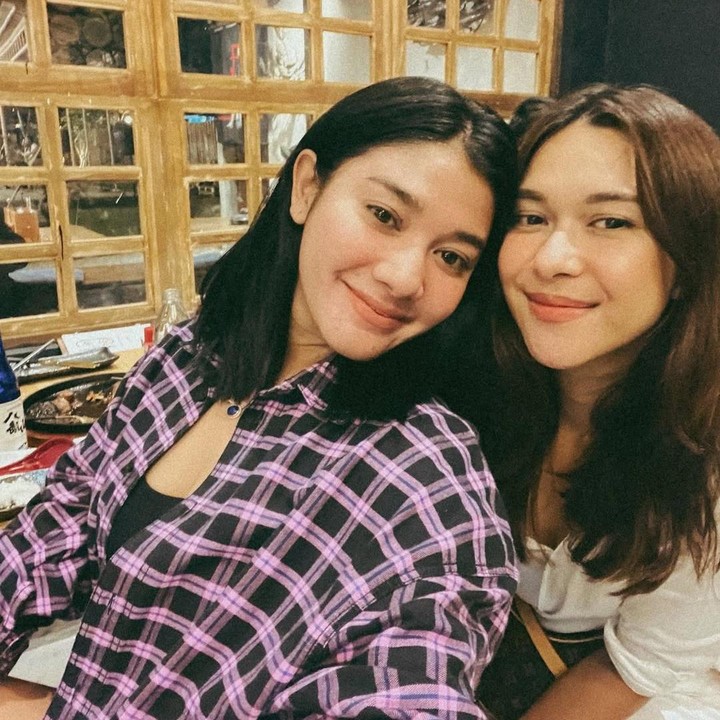<p>Naysila dan Nana Mirdad juga kakak beradik yang sama-sama terjun ke dunia hiburan Tanah Air. Bahkan, keduanya pernah beradu akting dalam satu judul sinetron yang sama, yakni <em>Liontin</em> yang tayang pada 2005-2006. (Foto: Instagram@naymirdad)</p>