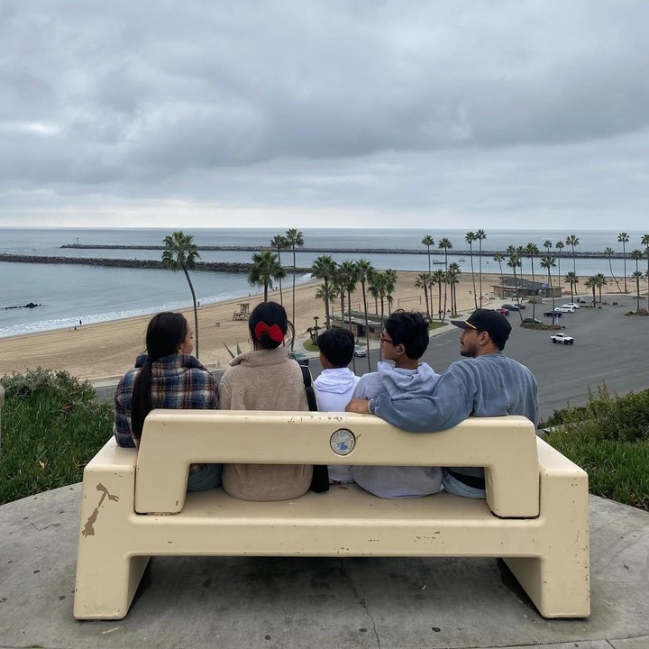 <p>Momen tersebut dimanfaatkan Oka dan keluarga untuk menghabiskan waktu bersama. Mereka pun mengunjungi beberapa tempat wisata populer seperti Corona del Mar State Beach. (Foto: Instagram@oks_antara)</p>