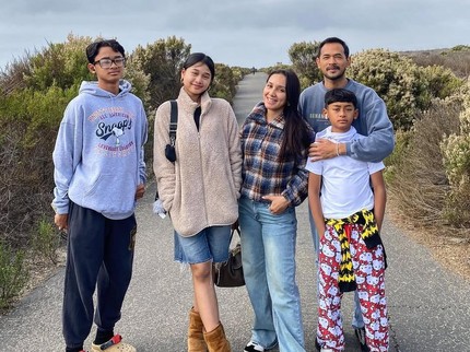 5 Potret Oka Antara dan Istri Kunjungi Sang Putri yang Sekolah SMA di Amerika Serikat