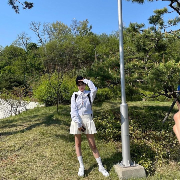 <p>Outfit Jo Yuri serba putih yang terdiri atas jaket, rok, sepatu, hingga kaus kaki berhasil menciptakan kesan <em>clean look</em> pada artis berusia 23 tahun ini. Penampilannya semakin menawan dengan <em>style</em> rambut yang ia terapkan. (Foto: Instagram @zo__glasss)</p>