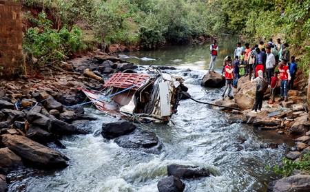 Pelayat berdiri di samping truk Isuzu yang hancur setelah jatuh dari jembatan di Desa Bona, Negara Bagian Sidama di Ethiopia, 30 Desember 2024. (REUTERS/Stringer)