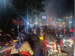 Video: Terjebak Car Free Night Puncak, Ibu Gendong Anak Ini Pilih Jalan Kaki