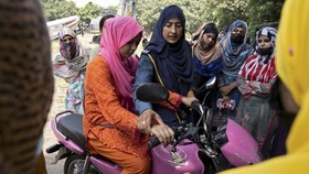 FOTO: Wanita Pengendara Motor Makin Populer di Pakistan