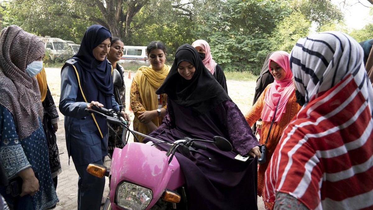 FOTO: Wanita Pengendara Motor Makin Populer di Pakistan