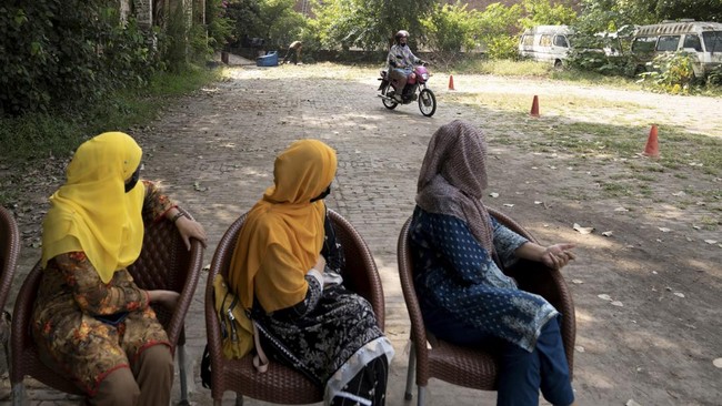FOTO: Wanita Pengendara Motor Makin Populer di Pakistan